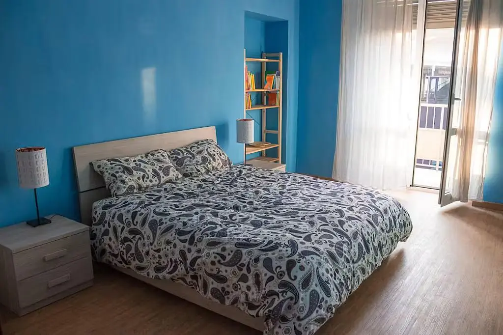 Schlafzimmer; tageslicht, holzboden