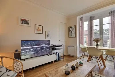 Wohnzimmer; tageslicht, holzboden, moderner stil
