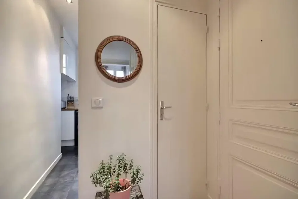 Cloakroom; natural light, tile floor