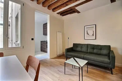 Wohnzimmer; holzbalken, tageslicht, moderner stil