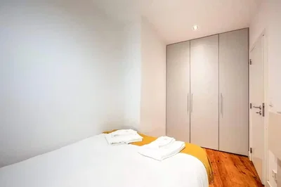 Schlafzimmer; holzboden, tageslicht
