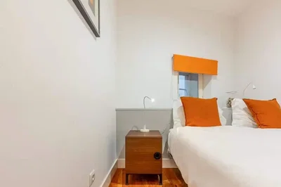 Schlafzimmer; holzboden, tageslicht