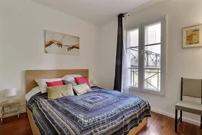 Schlafzimmer; holzboden, tageslicht