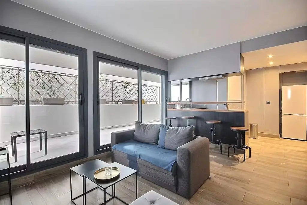 Wohnzimmer; tageslicht, moderner stil, holzboden