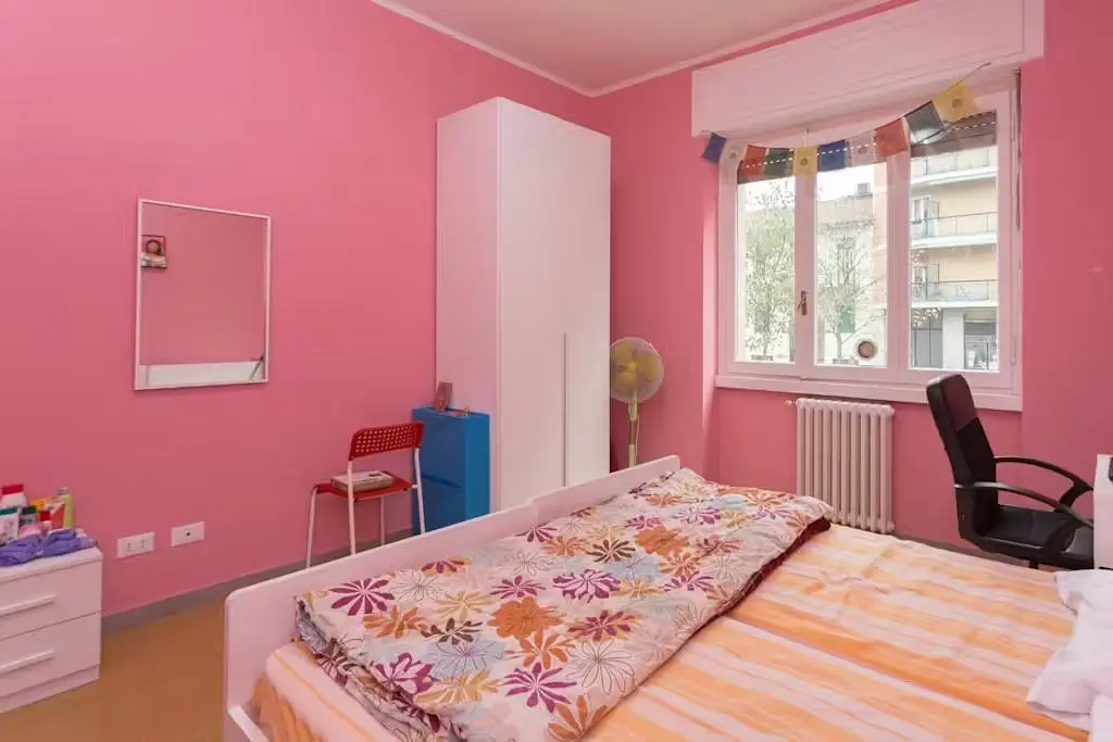 Schlafzimmer; tageslicht, holzboden