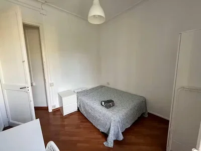Quarto; chão de madeira, luz natural