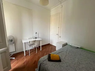 Quarto; chão de madeira, luz natural