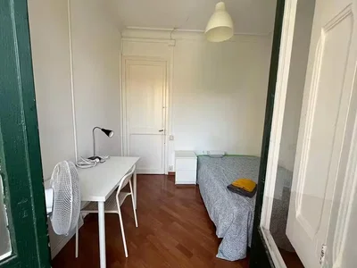 Quarto; luz natural, chão de madeira