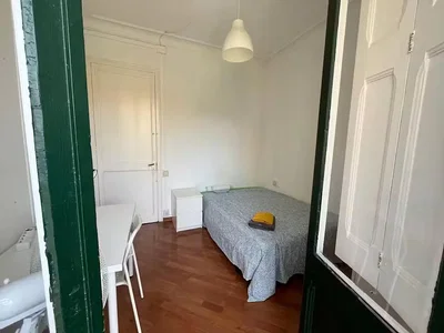 Quarto; chão de madeira, luz natural