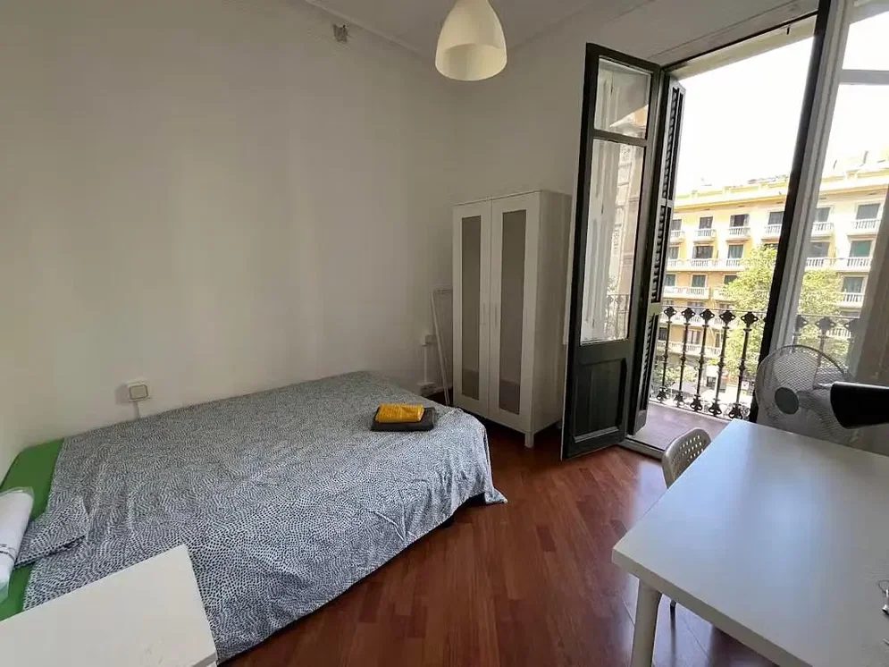 Quarto; chão de madeira, luz natural, vista
