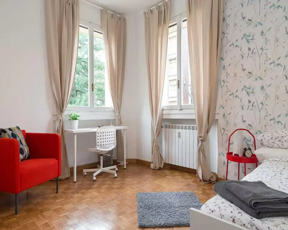 Slaapkamer; houten vloer, natuurlijk licht