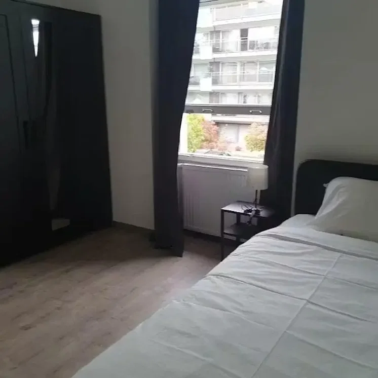 Camera da letto; pavimento in legno, luce naturale, vista