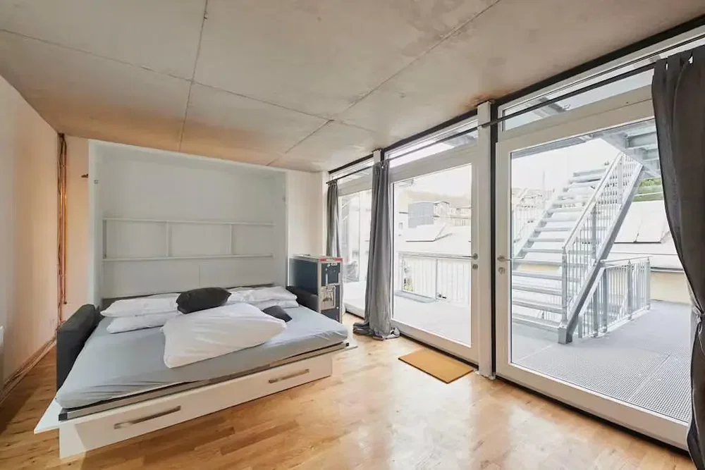 Quarto; luz natural, chão de madeira