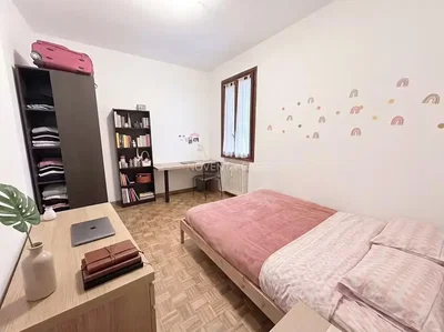 Spavaća soba; prirodno svjetlo, drveni pod, moderni stil