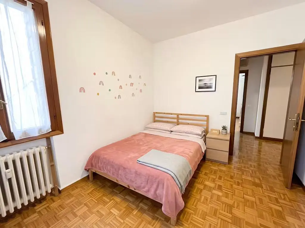 Spavaća soba; drveni pod, prirodno svjetlo