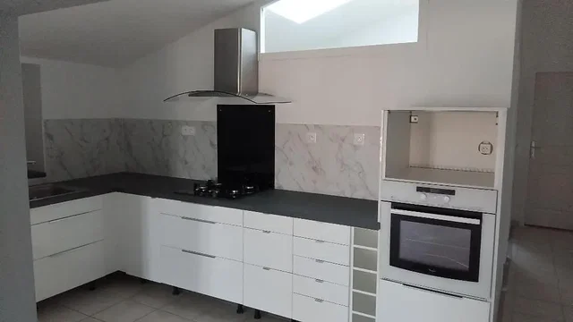 Kuhinja; kuhinjski aparati, pločice, renoviran, prirodno svjetlo