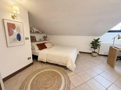 Schlafzimmer; fliesenboden, tageslicht