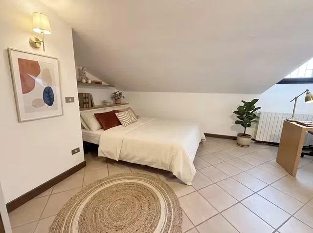 Schlafzimmer; fliesenboden, tageslicht