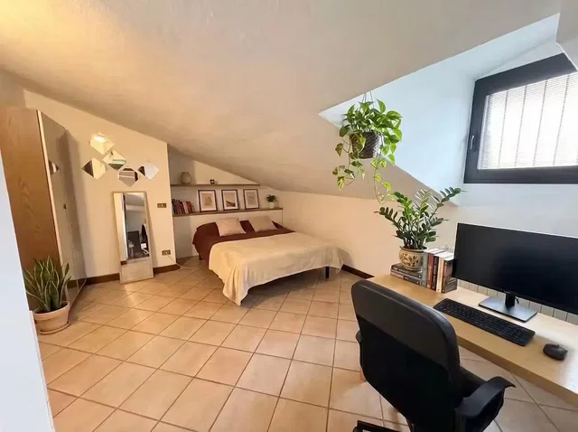Schlafzimmer; fliesenboden, tageslicht