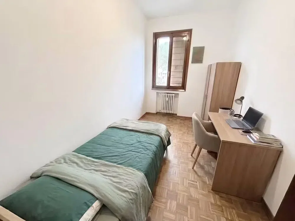 Spavaća soba; drveni pod, prirodno svjetlo