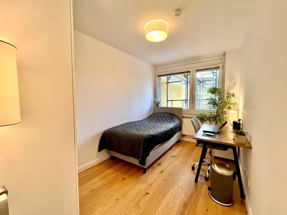 Schlafzimmer; holzboden, tageslicht