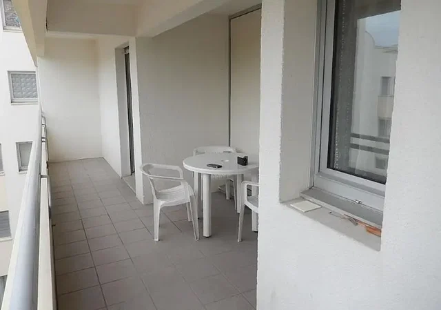 Balkon; fliesenboden, tageslicht