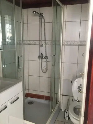 Toilette; fliesenboden, renovierungsbedürftig