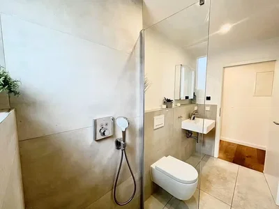Toilette; fliesenboden, tageslicht
