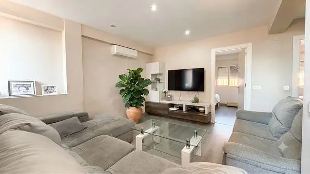 Salón; luz natural, suelo de madera, estilo moderno