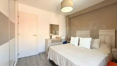 Dormitorio; luz natural, suelo de madera