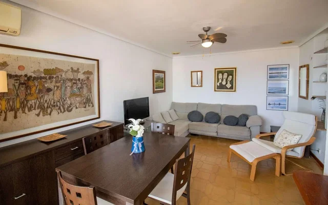 Wohnzimmer; fliesenboden, tageslicht, moderner stil