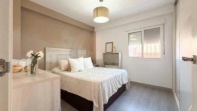 Dormitorio; luz natural, suelo de madera
