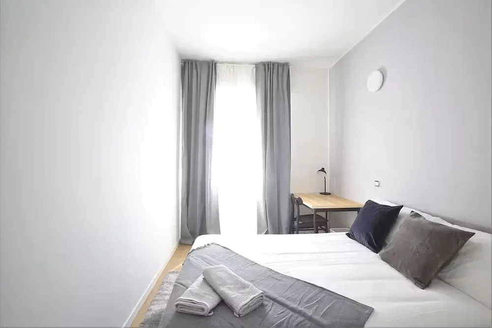 Schlafzimmer; tageslicht, holzboden