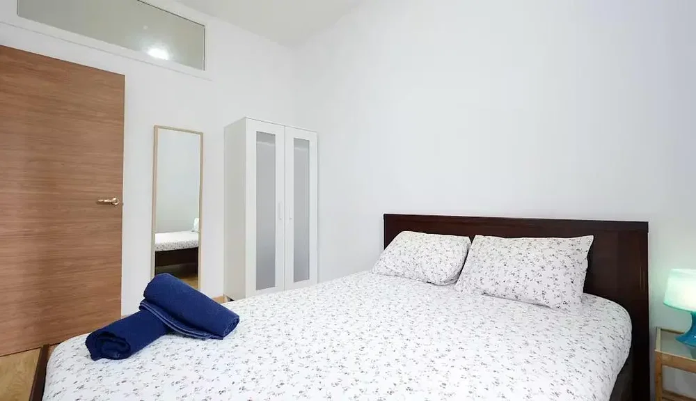 Slaapkamer; natuurlijk licht, houten vloer