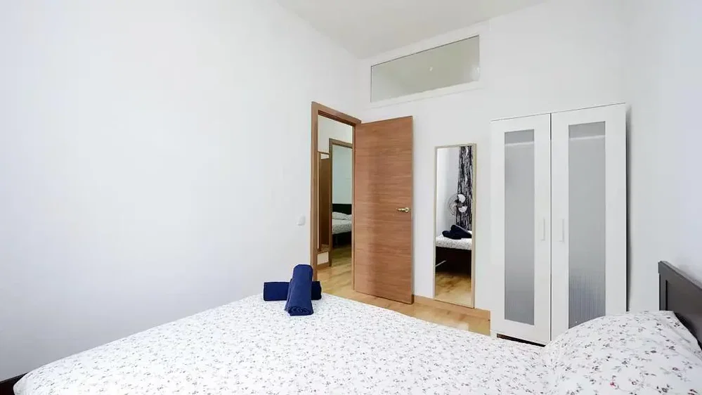 Schlafzimmer; tageslicht, holzboden