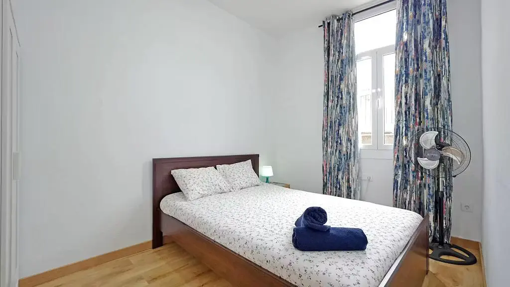 Schlafzimmer; holzboden, tageslicht