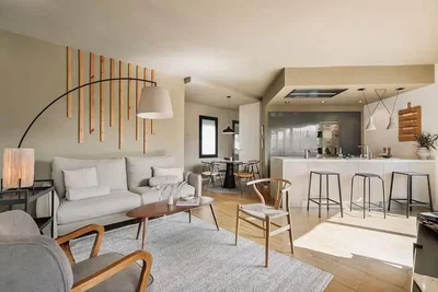 Soggiorno; luce naturale, stile moderno, pavimento in legno, elettrodomestici