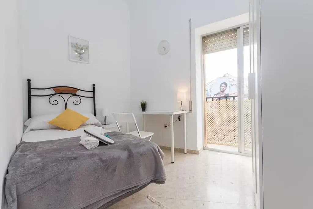 Dormitorio; luz natural, suelo de baldosas