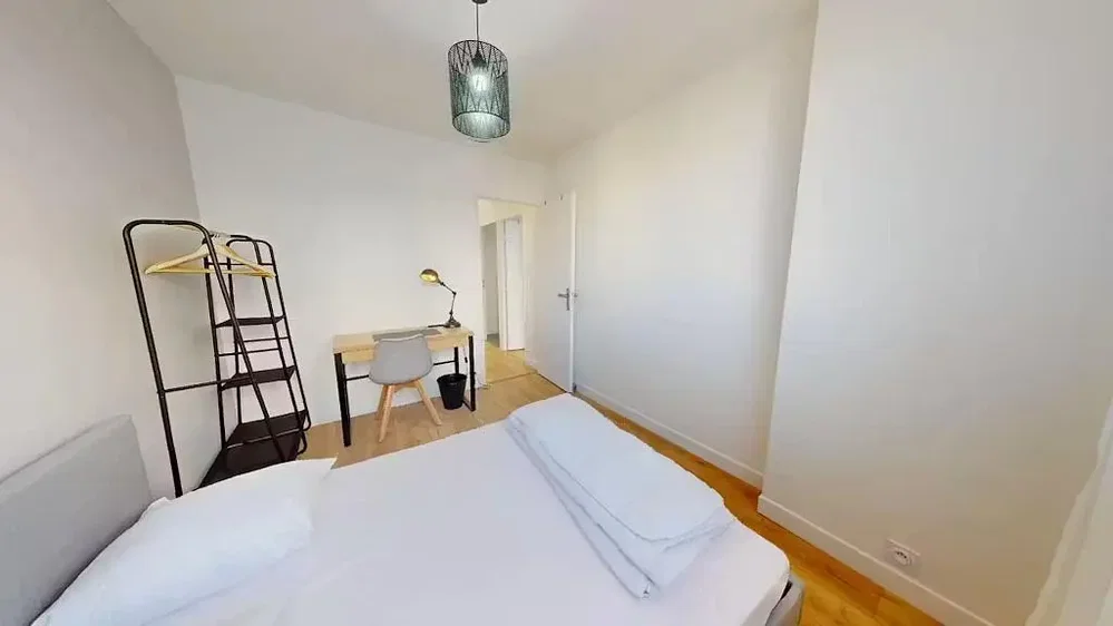 Schlafzimmer; holzboden, tageslicht