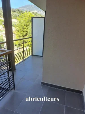 Balkon; fayans zemin, manzara, doğal ışık