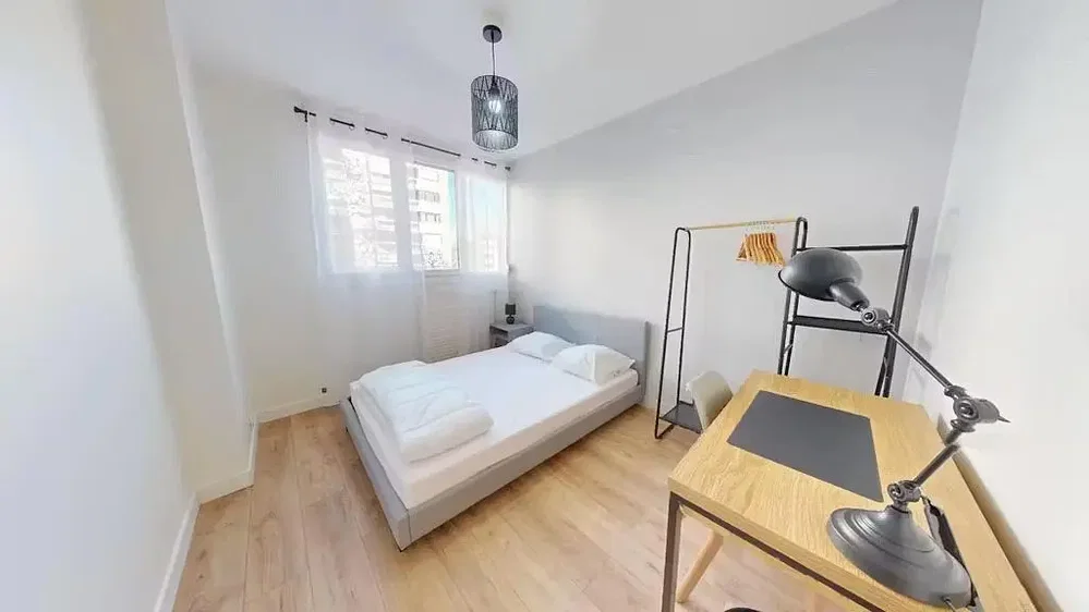 Schlafzimmer; holzboden, tageslicht