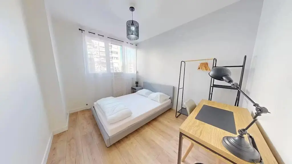 Schlafzimmer; holzboden, tageslicht