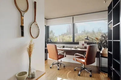 Soggiorno; pavimento in legno, luce naturale, stile moderno