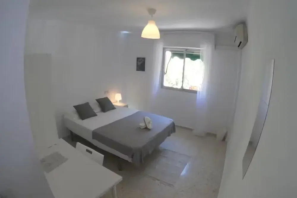 Dormitorio; luz natural, suelo de baldosas