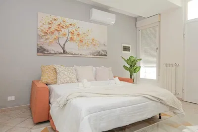 Camera da letto; luce naturale, pavimento in legno