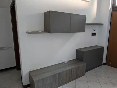 Wohnzimmer; fliesenboden, renovierungsbedürftig