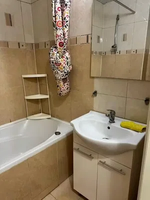 Bagno; pavimento in piastrelle, necessita ristrutturazione, luce naturale