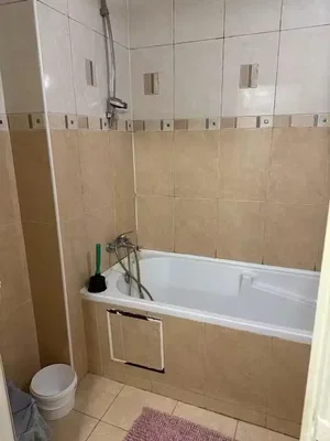 Bagno; pavimento in piastrelle, luce naturale