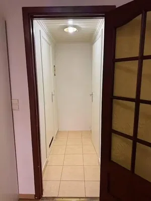 Guardaroba; pavimento in piastrelle