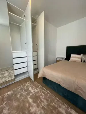 Ložnice; dřevěná podlaha, přirozené světlo